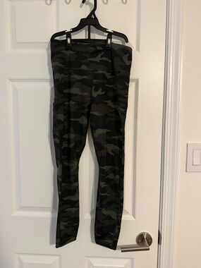 Athleta Ultimate 7/8 Tight Dark Camo Size Small